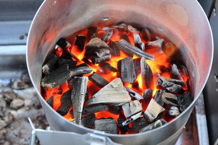 Anzündkamin im Einsatz: schnelles Anzünden des Holzkohlegrills.