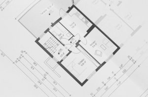 Schon bei der Planung eines Neubaus oder einer Altbausanierung daran denken, die Wohnung vor Sonne und Hitze zu schützen.