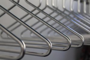 Kleiderbügel-Methode für das Ausmisten des Kleiderschrankes